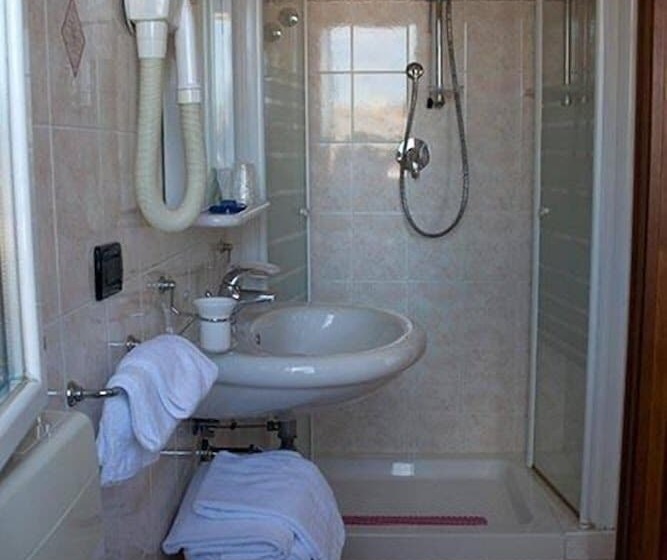 غرفة قياسية, Monica