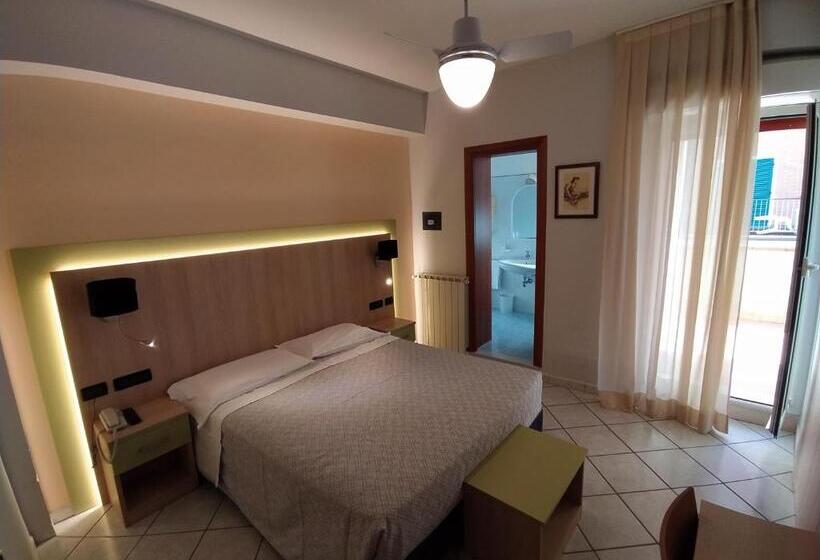 غرفة قياسية, Monica