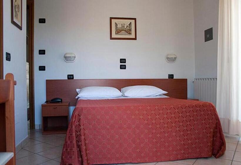 غرفة قياسية, Monica