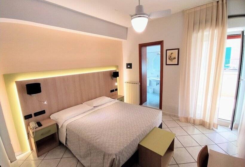 غرفة قياسية, Monica