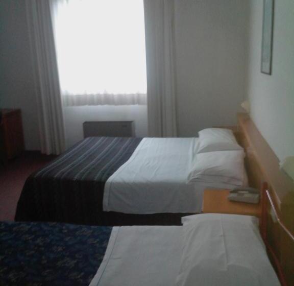 חדר קלאסי לשלושה, Niki