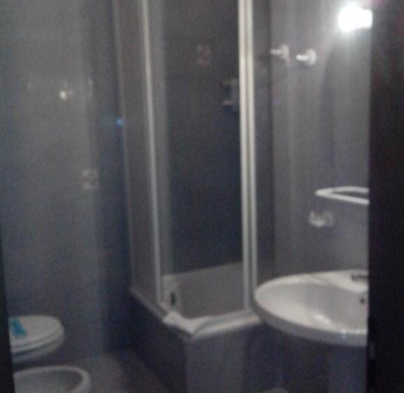 חדר קלאסי לשלושה, Niki