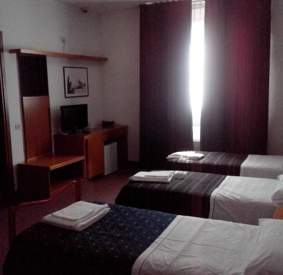 חדר משפחתי, Niki