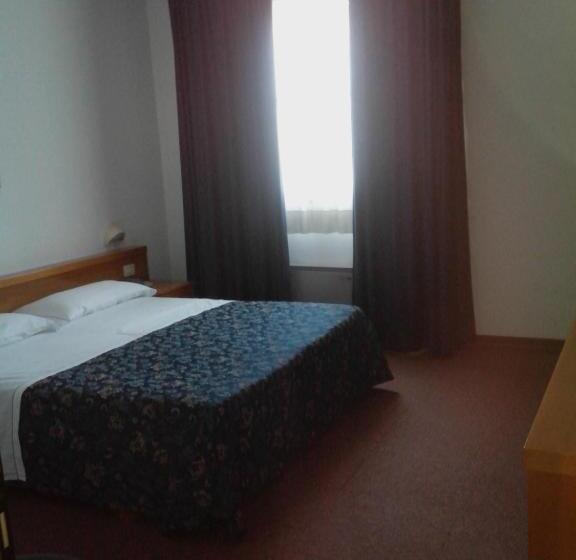 חדר משפחתי, Niki