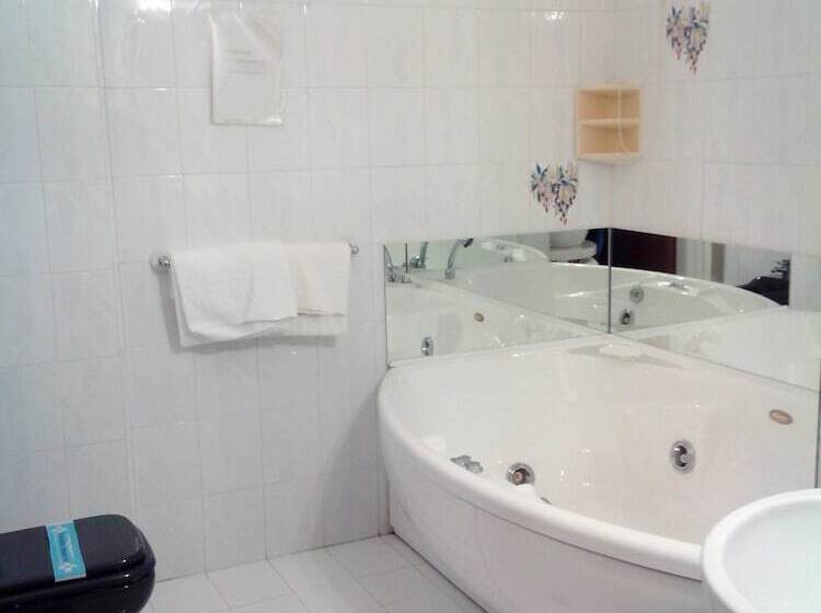 חדר אקונומי, Niki