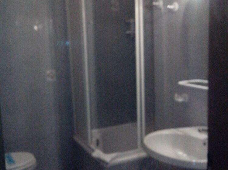 חדר משפחתי, Niki