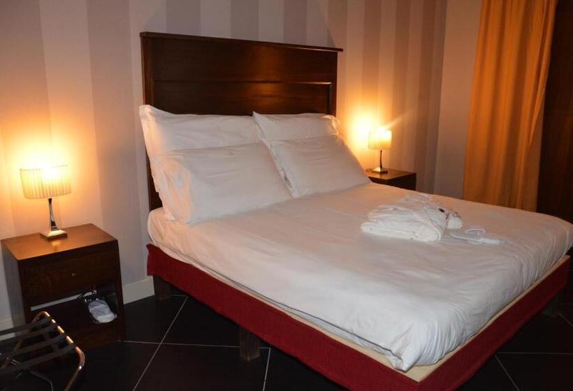 جناح مطلّ علي الجبل, Roccamonfina Palace