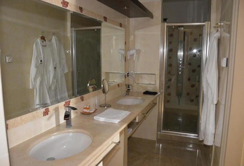 جناح جونيور مزوَّد بشرفة, Roccamonfina Palace