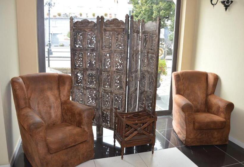 جناح جونيور مزوَّد بشرفة, Roccamonfina Palace