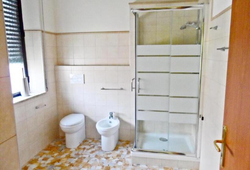 Comfort room with balcony, B&b Civico 115