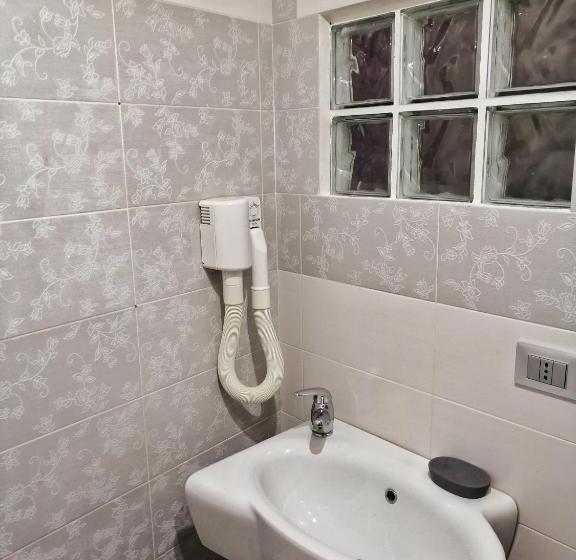 آپارتمان یک خوابه با دری مشترک که هال را جدا می کند., Casa Dei Mombri