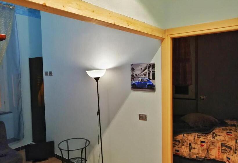 آپارتمان یک خوابه با دری مشترک که هال را جدا می کند., Casa Dei Mombri