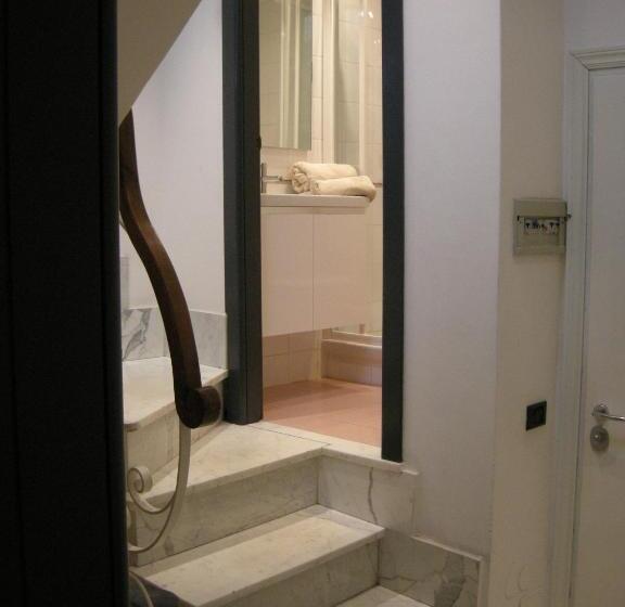 اتاق لوکس, La Casa Sui Tetti