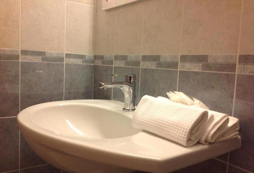 اتاق استاندارد سه نفره, La Portaccia S.a.s