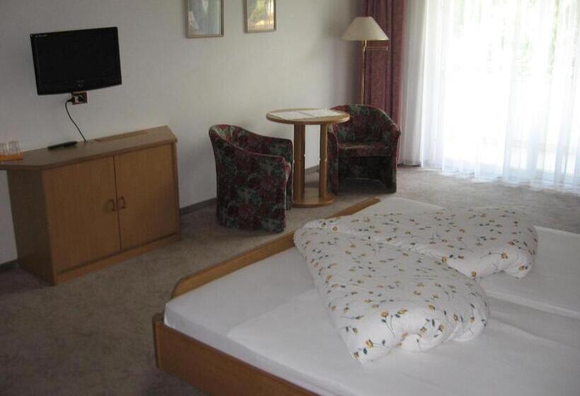 סוויטת ג'וניור עם מרפסת, Maximilian