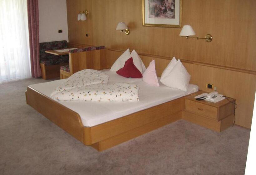 סוויטת ג'וניור עם מרפסת, Maximilian