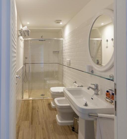 סוויטת ג'וניור עם מסג'ר מים, Nautilus