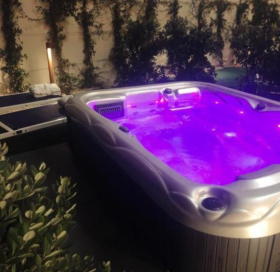 סוויטת ג'וניור עם מסג'ר מים, Nautilus