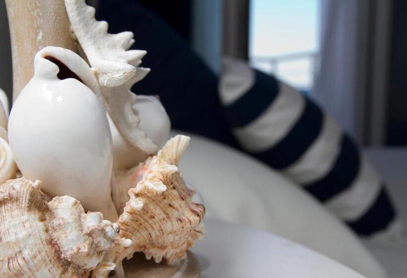 חדר משפחתי נוף לים, Nautilus