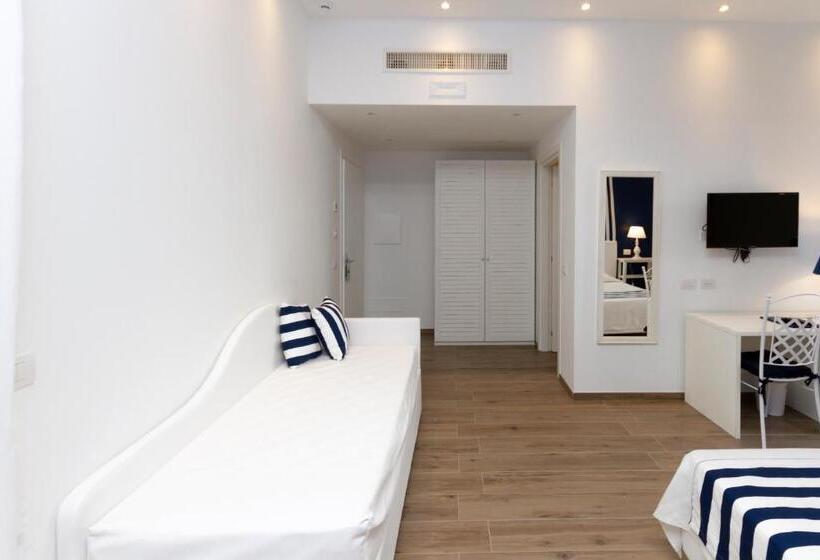 חדר משפחתי נוף לים, Nautilus