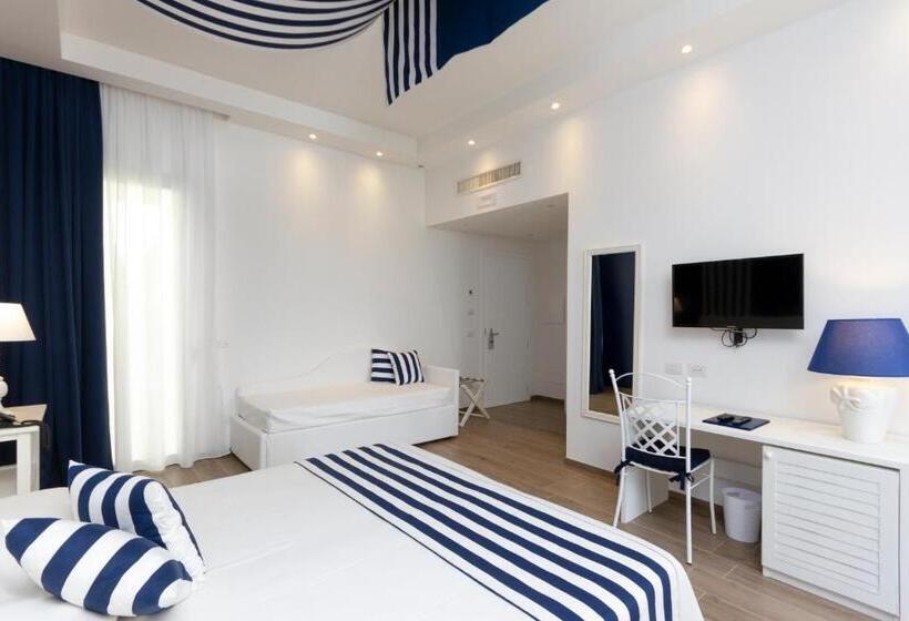 חדר משפחתי נוף לים, Nautilus