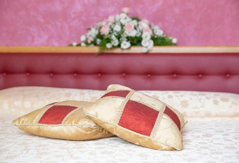 سوئیت جونیور با چشمانداز باغ, Maison Reale