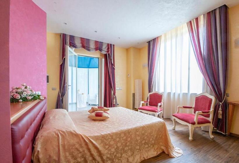 سوئیت جونیور با چشمانداز باغ, Maison Reale