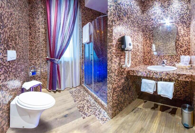 سوئیت جونیور با چشمانداز باغ, Maison Reale