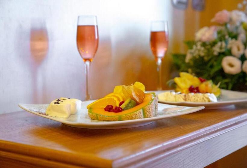 اتاق اکونومی, Maison Reale