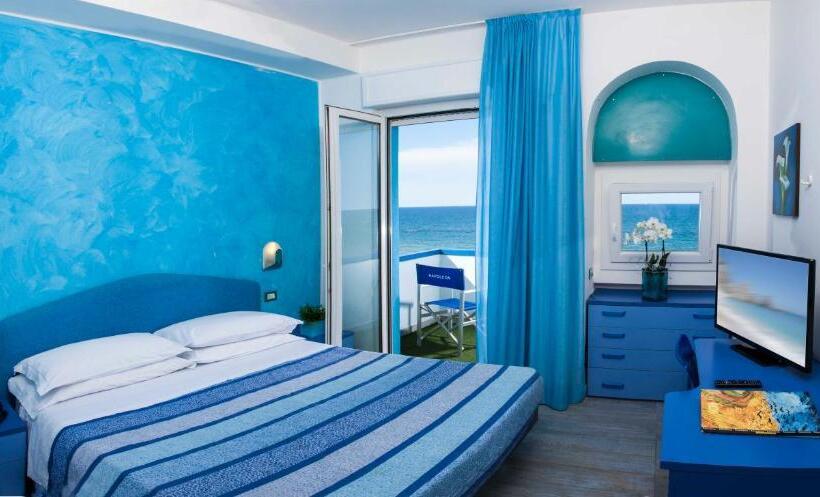 Номер Стандарт Вид на Море, Napoleon