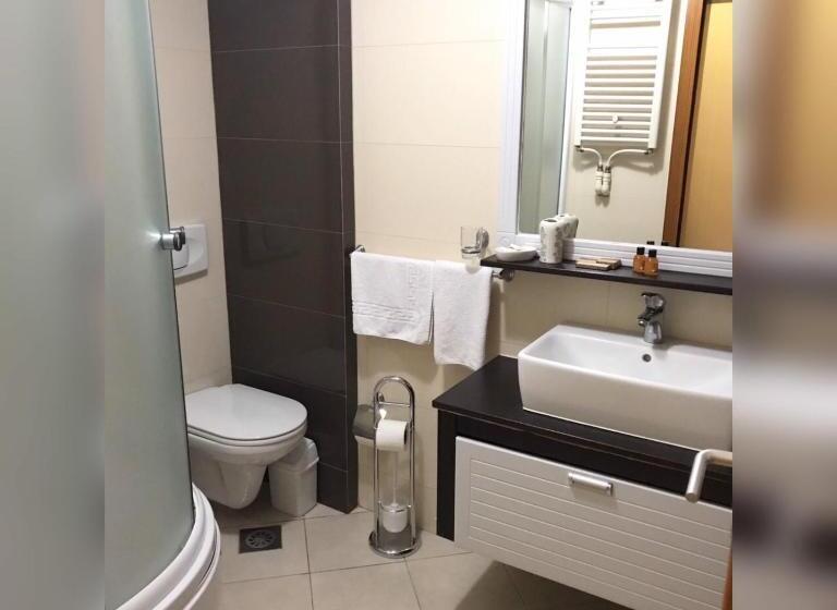 اتاق استاندارد سه نفره, Theranda