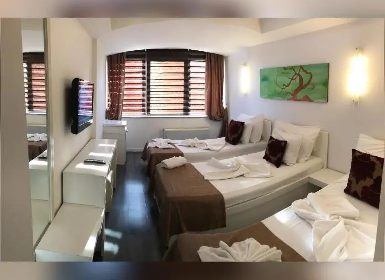 اتاق استاندارد سه نفره, Theranda
