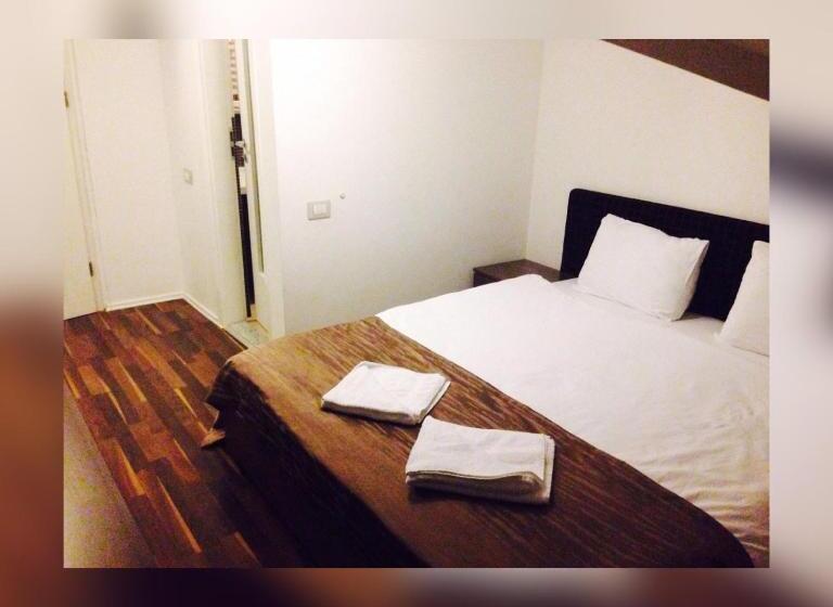 اتاق اکونومی یک تخته, Theranda