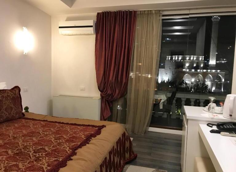 سوئیت با وان آب گرم, Theranda