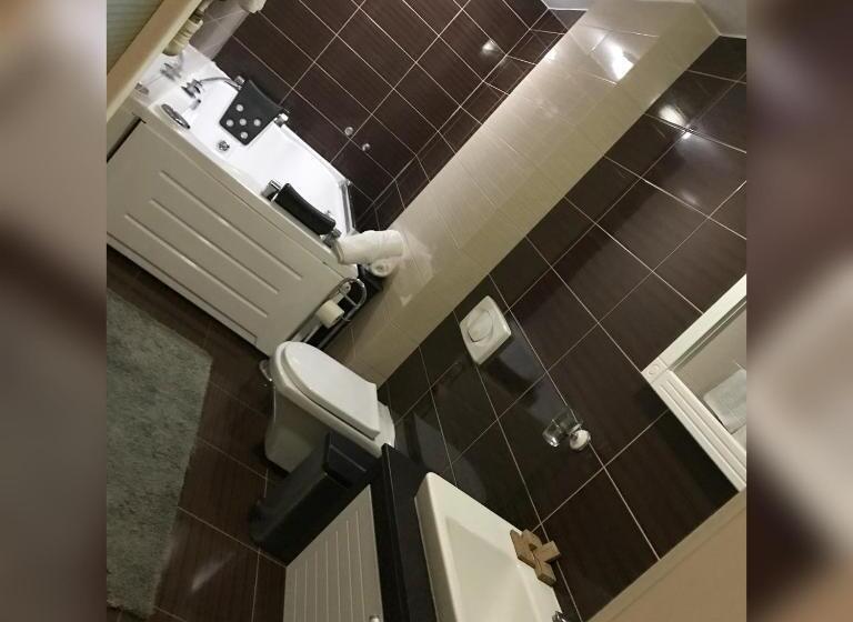 سوئیت با وان آب گرم, Theranda