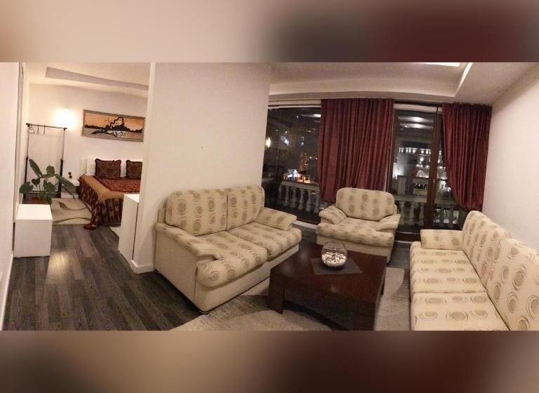 سوئیت با وان آب گرم, Theranda