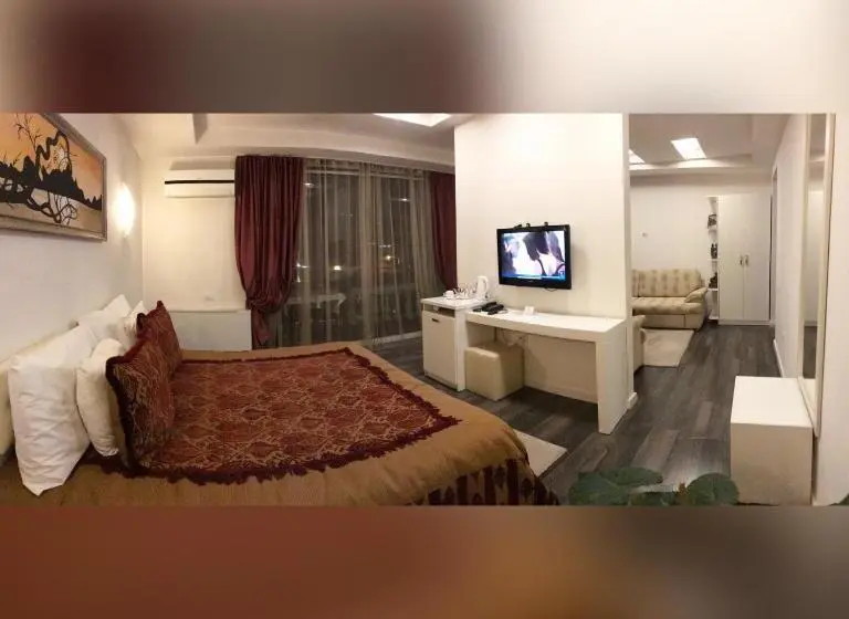 سوئیت با وان آب گرم, Theranda