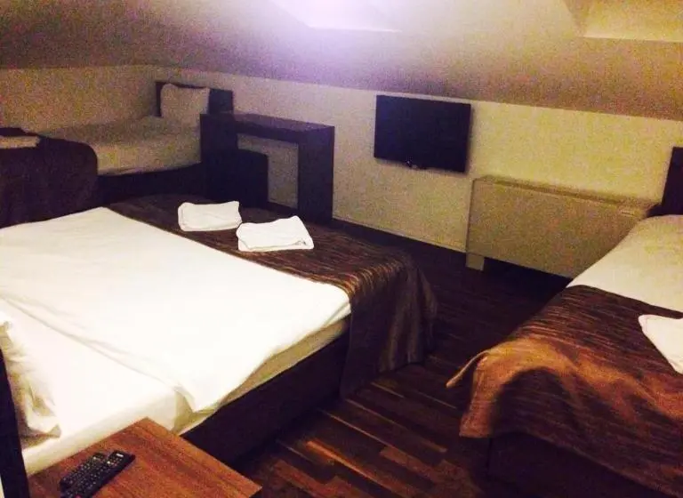 Economy Triple Room, Theranda