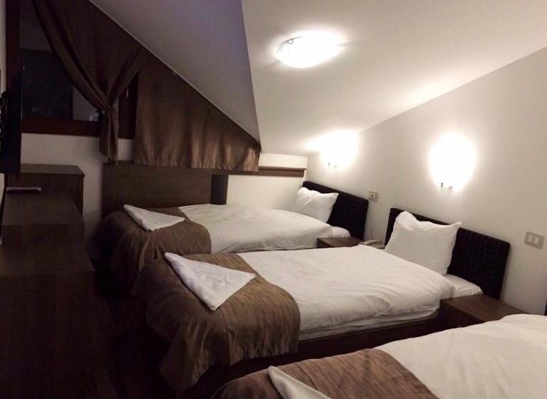 Economy Triple Room, Theranda