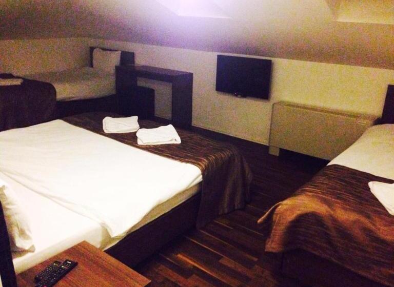 Economy Quadruple Room, Theranda