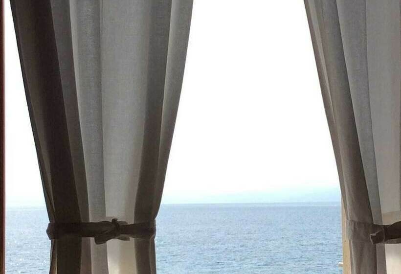 غرفة سوبيريور ثلاثية مطلّة علي البحر, Bahiaincantata B&b