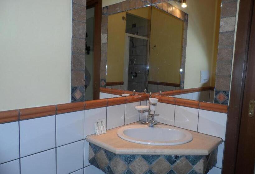 غرفة قياسية مطلّة علي البحيرة, Albergo Lucia Pagnanelli