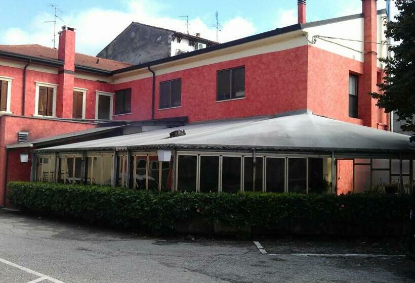 غرفة قياسية رباعية, Albergo Pizzeria Sole