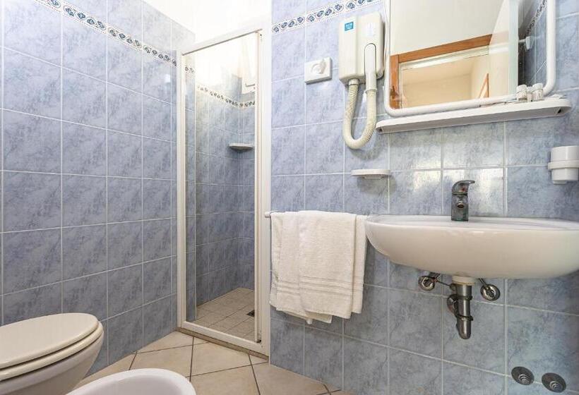 家庭间, Gadames   Lunch On The Beach