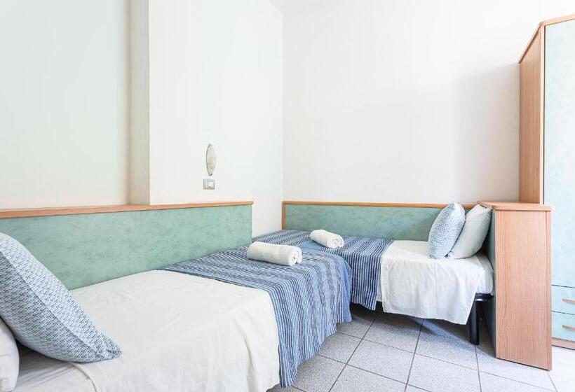 家庭间, Gadames   Lunch On The Beach