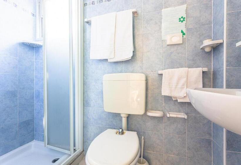 标准单人间, Gadames   Lunch On The Beach