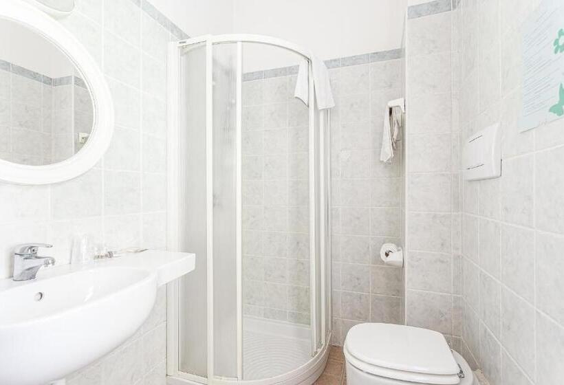 高级三人间, Gadames   Lunch On The Beach