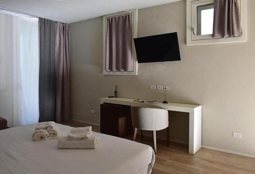 غرفة قياسية ثلاثية, Villa Pioppi