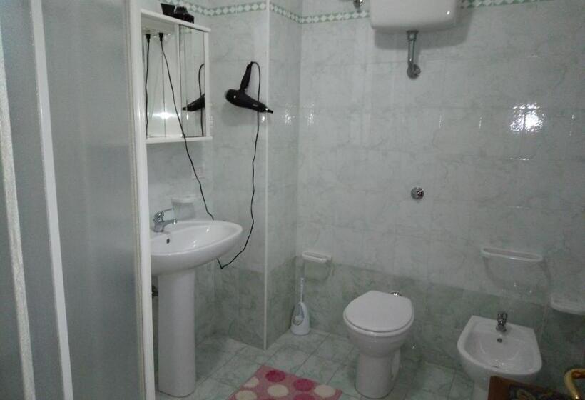 اتاق استاندارد سه نفره, Mamma Assunta