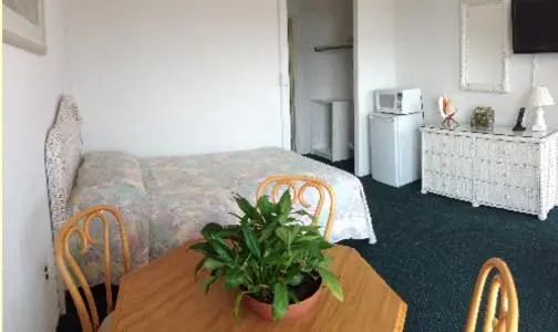 スイート, Gold Crest Motel
